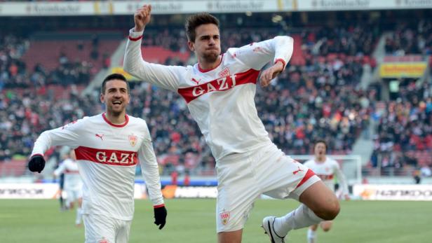 Ein Fußballspieler des VfB Stuttgart jubelt auf dem Spielfeld.