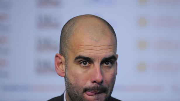 Nahaufnahme von Pep Guardiola, der seine Zunge herausstreckt.
