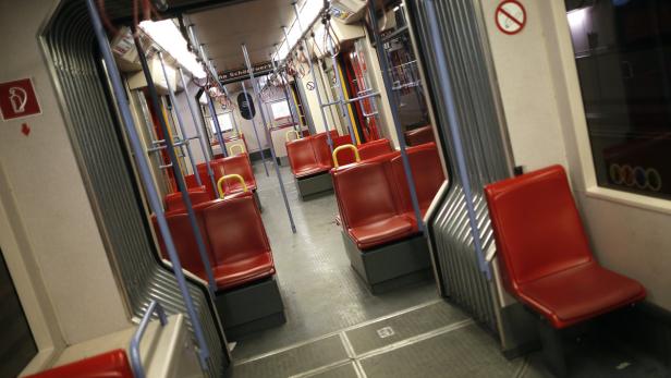 APA10703696 - 18122012 - WIEN - ÖSTERREICH: In einem U-Bahn-Waggon der U6 ist eine 23-jährige Frau am Montag kurz nach 18.00 Uhr vergewaltigt worden. Erst als Fahrgäste zustiegen, ließ der Mann von seinem Opfer ab. Im Bild: Eine leer Garnitur der Linie U6 am Dienstag, 18. Dezember 2012. APA-FOTO: GEORG HOCHMUTH