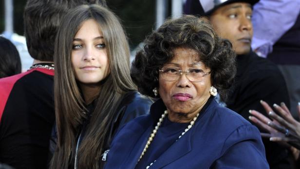 Paris Jackson und Katherine Jackson sitzen zusammen im Publikum.
