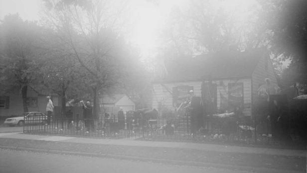 Ein Vorgarten ist mit Skeletten und anderen Halloween-Dekorationen geschmückt.
