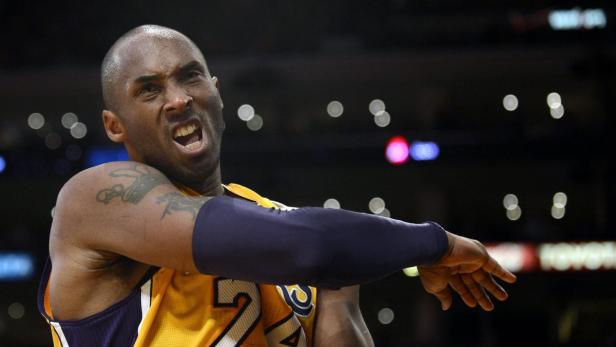 Kobe Bryant während eines Basketballspiels mit angespanntem Gesichtsausdruck.