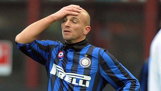 Ein Fußballspieler im Trikot von Inter Mailand hält sich die Hand an die Stirn.