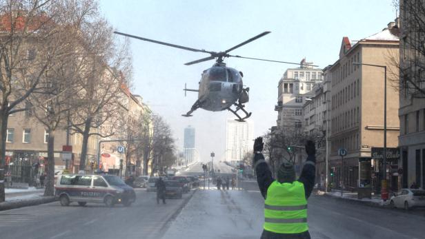 Ein Hubschrauber landet auf einer verschneiten Straße in Wien.