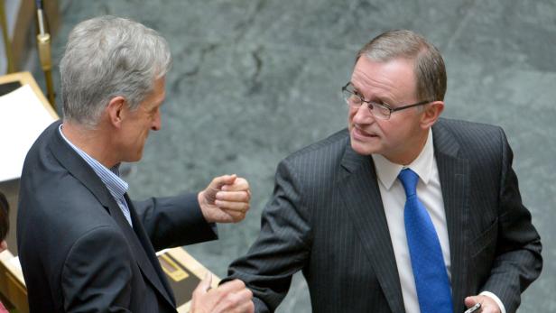 APA9700014 - 05102012 - WIEN - ÖSTERREICH: SPÖ-Klubchef Josef Cap (l.) und ÖVP-Klubobmann Karlheinz Kopf im Rahmen einer Sondersitzung des Nationalrates am Freitag, 5. Oktober 2012, im Parlament in Wien. APA-FOTO: ROLAND SCHLAGER