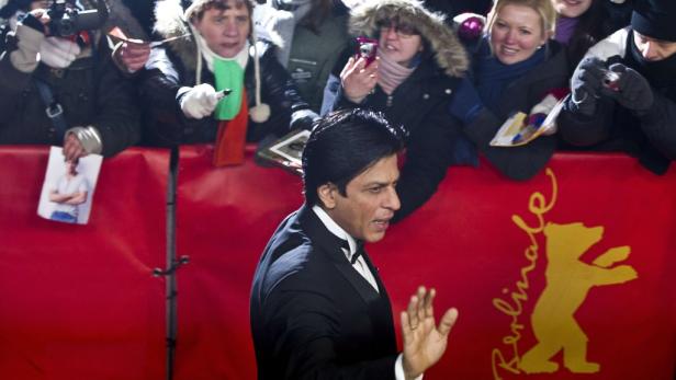 Shah Rukh Khan auf der Berlinale, umringt von Fans und Fotografen.