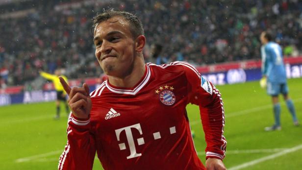 Xherdan Shaqiri im Trikot des FC Bayern München jubelt auf dem Spielfeld.