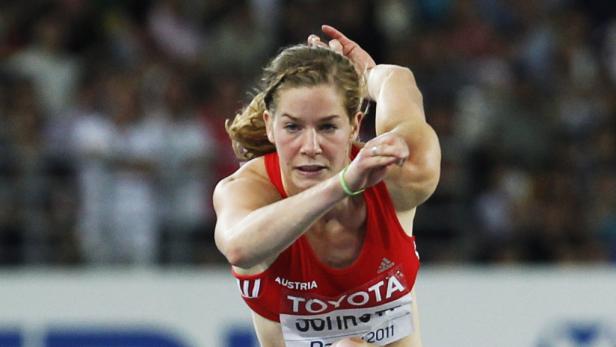 Beate Schrott beim Hürdenlauf.