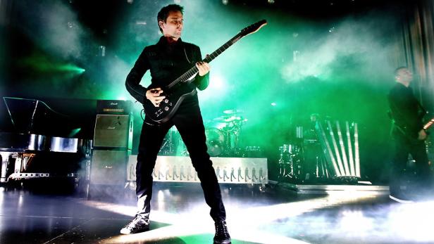 Sänger, Pianist und Gitarrist Matt Bellamy führt seine band Muse durch eine perfekte Show