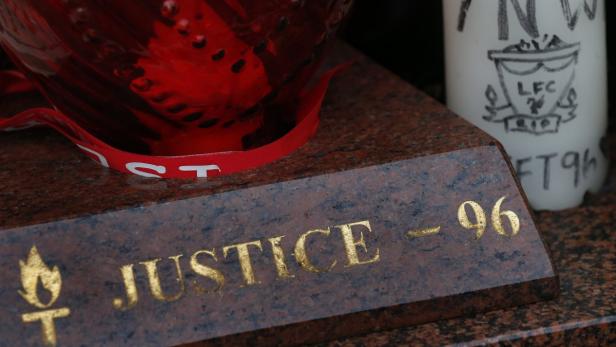 Ein Denkmal mit der Aufschrift „Justice - 96“ und einer Kerze für die Hillsborough-Katastrophe.