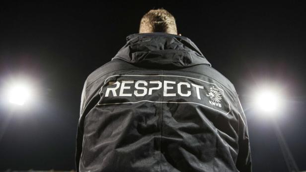 Ein Mann mit einer Jacke, auf der „Respect“ und das KNVB-Logo stehen.