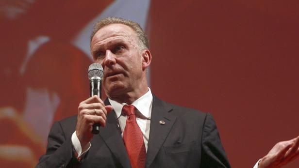Uli Hoeneß hält eine Rede mit einem Mikrofon in der Hand.