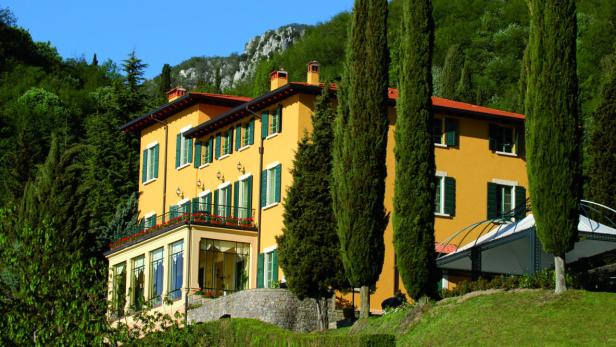 BILD zu TP/OTS - Boutique Hotel Villa Sostaga - im Stile italienischer Fürsten den Frühling am Gardasee begrüßen: Die im 19. Jahrhundert als Residenz der gräflichen Familie Feltrinelli erbaute Villa Sostaga wurde 2005 vom ehemaligen DTM-Team-Manager von Alfa Romeo und Opel Gabriele Seresina, seiner Frau Gabriela und dem gemeinsamen Sohn Francesco zu einem Hotel umgestaltet.