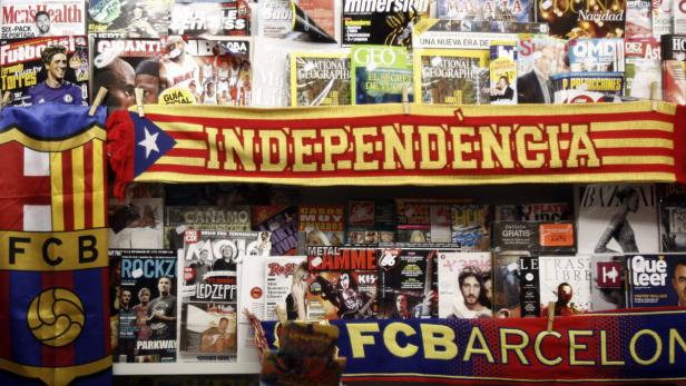 epa03483899 A scarf showing the Catalonian pro-independence flag, is displayed at a news stand in Las Ramblas, Barcelona, northeastern Spain, 23 November 2012, during the last day of election campaign. Catalonian regional elections will take place on 25 November 2012. EPA/ALEJANDRO GARCIA