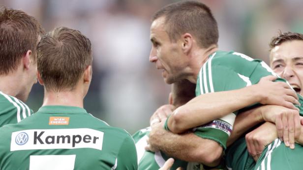 Erlösung für Grün-Weiß: Rapids Spieler feierten ihren Kapitän Steffen Hofmann (2. v. re.), der in seinem 350. Bundesligaspiel für die Hütteldorfer zum 2:0 traf.