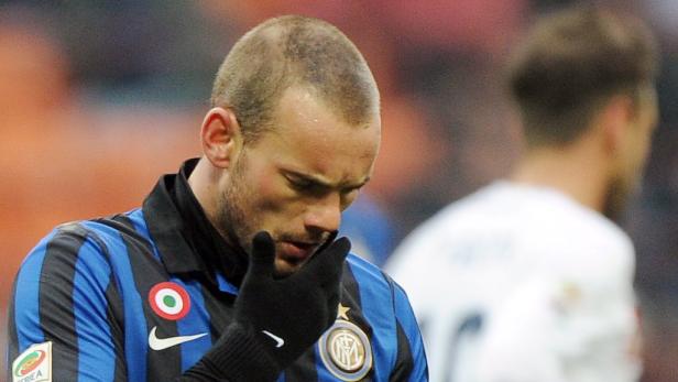 Ein Fußballspieler von Inter Mailand mit Handschuhen und nachdenklichem Blick.