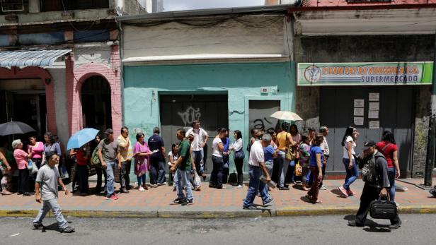 Caracas: Anstellen für Klopapier oder Brot, Medikamente gibt es kaum noch