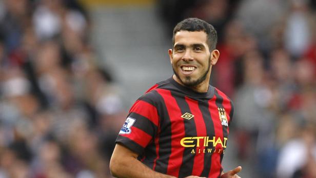 Carlos Tevez im Trikot von Manchester City lächelt.