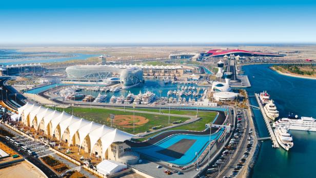 Luftaufnahme der Yas Marina Rennstrecke in Abu Dhabi mit Yachten im Hafen.