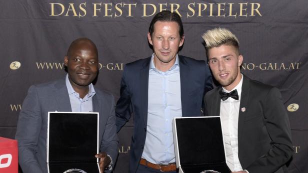 George Alaba (li.) übernahm für seinen Sohn und strahlte gemeinsam mit Salzburgs Ex-Trainer Roger Schmidt und Kevin Kampl um die Wette.