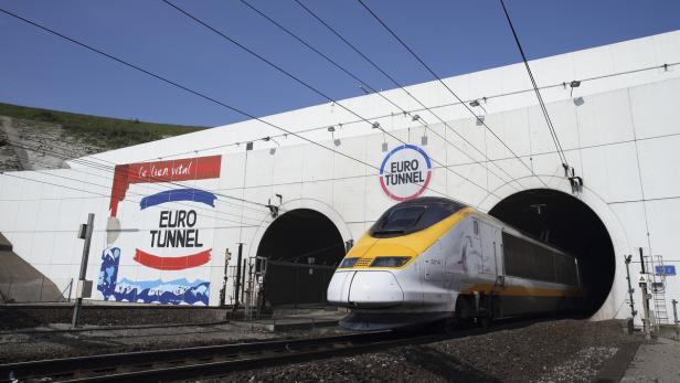 Ein Eurostar-Hochgeschwindigkeitszug donnert aus dem Tunnel nahe Calais.