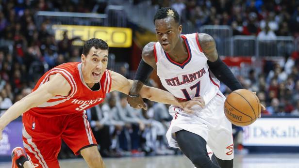 Dennis Schröder von den Atlanta Hawks im Duell mit einem Spieler der Houston Rockets.