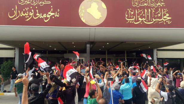 Demonstranten vor dem Parlament in Bagdad.