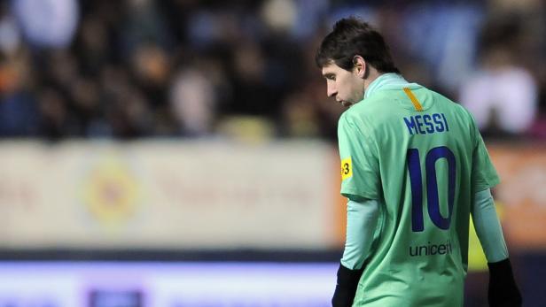Lionel Messi im Trikot des FC Barcelona, von hinten gesehen.