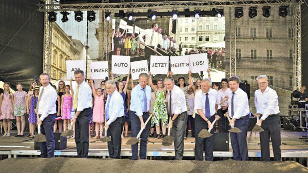 Beim Spatenstich für die Westumfahrung kam es am 5. Juli auf dem Linzer Hauptplatz zu einem regelrechten Gedränge an Würdenträgern, die Sand von der Bühne schaufeln wollten