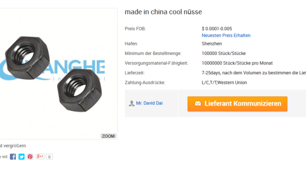 Zwei Sechskantmuttern aus Metall liegen auf einer weißen Fläche.