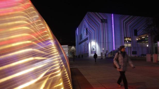Das Leopold Museum in Wien ist nachts mit bunten Lichtern beleuchtet.