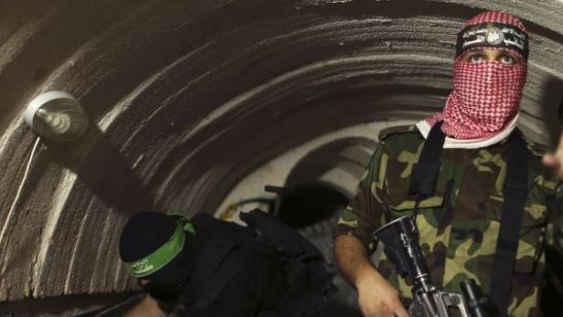 Ein Reporter, ein Fotograf und ein Kameramann berichten über die radikalislamischen Al Qassam Brigade - bewaffnete Miliz der Hamas - in einem unterirdischen Tunnel