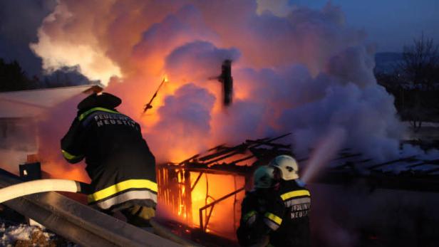 Feuerwehrleute bekämpfen einen Brand in einem Gebäude.