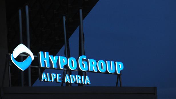 Das beleuchtete Schild der Hypo Group Alpe Adria bei Nacht.