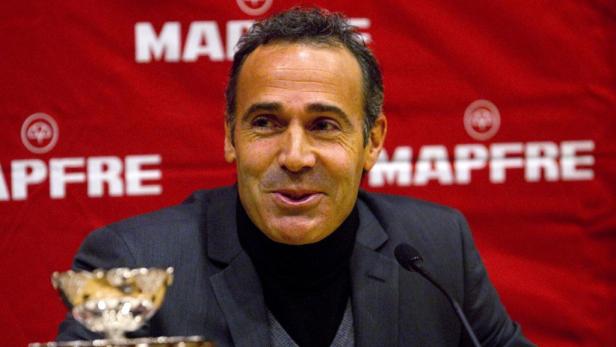 Ein Mann in einem dunklen Anzug vor einem roten Hintergrund mit dem MAPFRE-Logo.