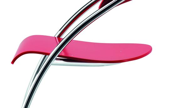 Ein roter Freischwinger-Stuhl mit einem Gestell aus verchromtem Stahl.