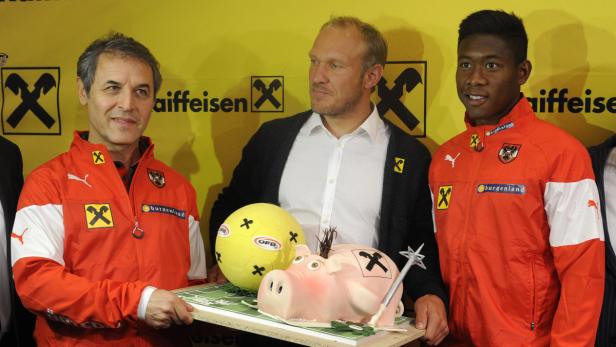 Teamchef Marcel Koller an der Seite von Hermann Maier und David Alaba.