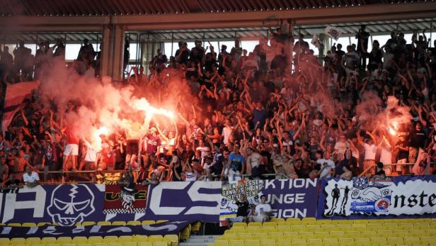dapdFussball, tipp3 - Bundesliga, Saison 2011/2012, 5. Spieltag, SK Rapid Wien - FK Austria Wien, Freitag (21.08.11), Ernst Happel Stadion, Wien: Austrias Fans entzuenden bengalische Feuer. Das Spiel endet 0:3... Foto: Hans Punz/dapd