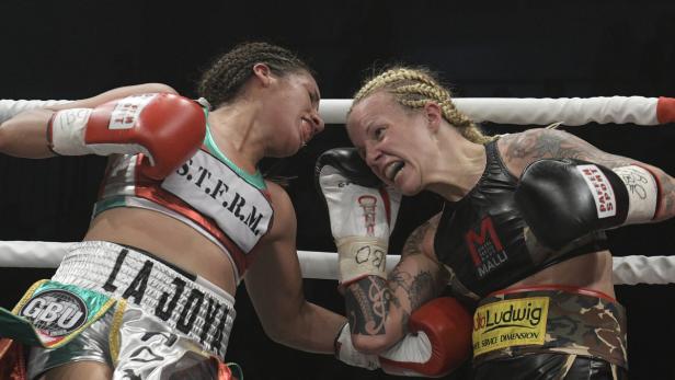 Zwei Boxerinnen kämpfen im Ring gegeneinander.
