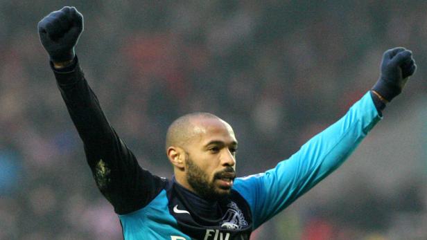 dapdArsenals Thierry Henry celebrates their 1-2 victory at the end of their English Premier League soccer match against Sunderland at the Stadium of Light, Sunderland, England, Saturday, Feb. 11, 2012. (Foto:Scott Heppell/AP/dapd)
