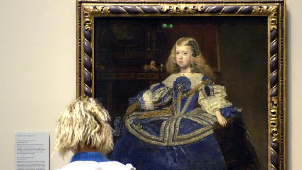 Eine Person betrachtet „Infanta Margarita in Blau“ von Diego Velázquez.