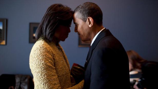 Barack und Michelle Obama stehen Stirn an Stirn.