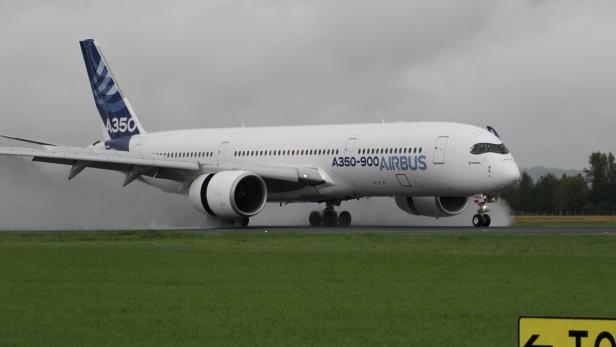 Der A350-900 bei seiner Landung am Linzer Airport.