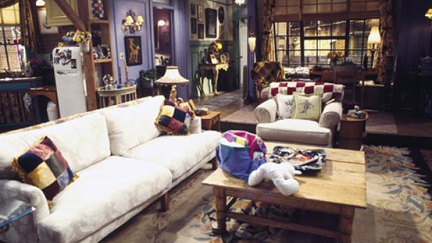 Das Wohnzimmer von Monica Geller aus der Fernsehserie „Friends“.