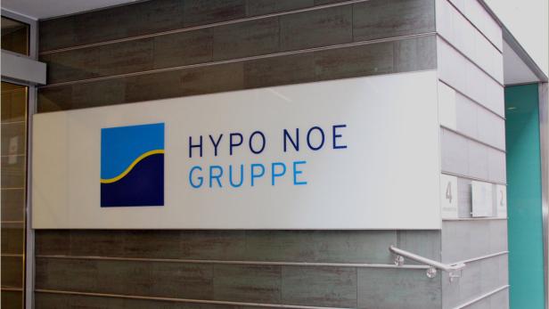 Das Schild der Hypo NÖ Gruppe an einer Gebäudefassade.