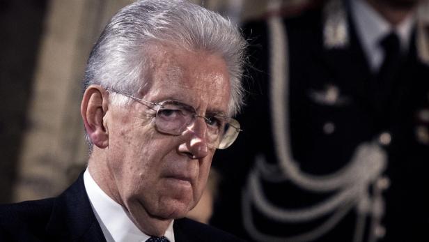 epa03512769 Italian Prime Minister Mario Monti looks on as he attends a ceremony to exchange Christmas greetings with the High state offices at the Quirinale palace in Rome, Italy, 17 December 2012. Italian Prime Minister Mario Monti earlier this December announced to step down after the party of former premier Silvio Berlusconi withdrew its support in parliament. EPA/ANGELO CARCONI