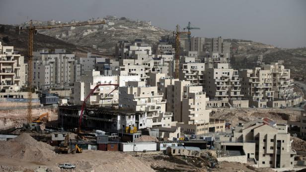 epa03514810 A general view of a construction site at the Jewish settlement of Har Homa, southern East Jerusalem, 20 December 2012. Israel announced it will build thousands of additional housing units in Har Homa and the Jerusalem areas of Givat Hamatos and Ramat Shlomo, considered by the international community to be Arab lands before the 1967 Middle East War. EPA/ABIR SULTAN