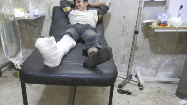 A youth, whom activists said was wounded after shelling by forces loyal to Syria&#039;s President Bashar Al-Assad, is treated at a makeshift hospital in Daria, near Damascus November 29, 2012. Picture taken November 29. REUTERS/Kenan Al-Derani/Shaam News Network/Handout (SYRIA - Tags: CIVIL UNREST TPX IMAGES OF THE DAY HEALTH) FOR EDITORIAL USE ONLY. NOT FOR SALE FOR MARKETING OR ADVERTISING CAMPAIGNS. THIS IMAGE HAS BEEN SUPPLIED BY A THIRD PARTY. IT IS DISTRIBUTED, EXACTLY AS RECEIVED BY REUTERS, AS A SERVICE TO CLIENTS