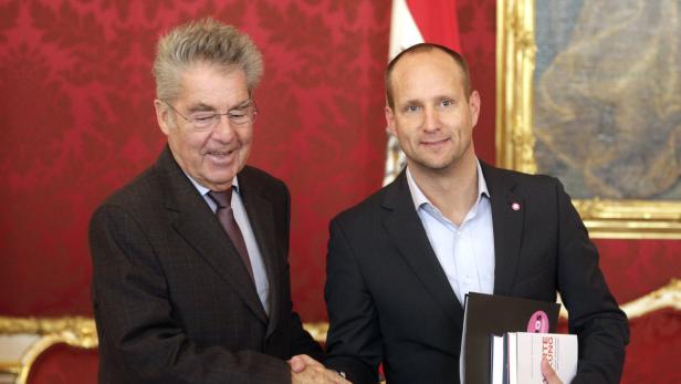 Bundespräsident Alexander Van der Bellen schüttelt einem Mann die Hand.