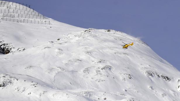 APA10726760-2 - 20122012 - TELFS - ÖSTERREICH: ZU APA 329 CI - Ein Lawinenabgang auf der Hohen Munde oberhalb von Telfs im Tiroler Bezirk Innsbruck-Land hat am Donnerstag vermutlich einen Verschütteten gefordert. Im Bild: Ein Helikopter über dem Gelände in dem die Lawine abging. APA-FOTO: ZEITUNGSFOTO.AT / LIEBL